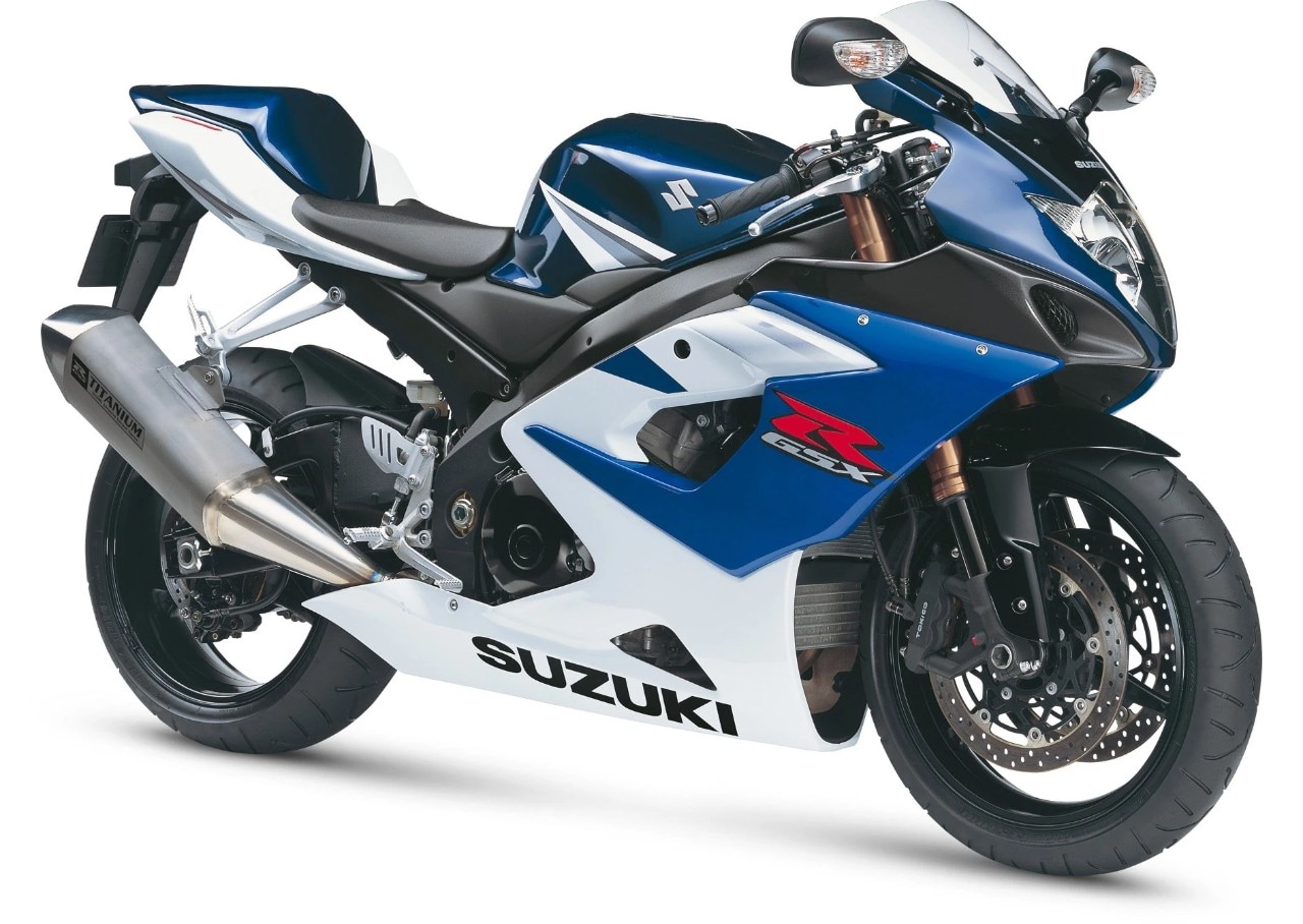 <div class='descrGalleryTitle'>GSX-R 1000 K5</div><div class='descrGalleryText'><p><b>180 cavalli per 166 kg</b>. Due dati che da soli bastano a classificare la Gixxer modello 2005, da cui la sigla K5, come una superbike dirompente che ambiva, per stessa ammissione dei vertici Suzuki, <b>ad alzare l’asticella prestazionale</b> in tema di supersportive. La K5 era tutta nuova già a partire dalla veste estetica, completamente ridisegnata rispetto al modello del biennio 2003-2004. La resa dinamica dell’intero pacchetto era poi eccellente: come da tradizione Suzuki, la GSX-R 2005 sfoggiava una <b>leggerezza da primato</b>, addirittura superiore a quella della sorella da 750 cc, con un avantreno comunque stabile e precisissimo e un assetto davvero consistente senza risultare troppo rigido. La parte del leone la faceva in ogni caso il motore, pieno e godibile a tutte le andature se tenuto entro i 10.000 giri, <b>una furia devastante</b> superata questa soglia e fino ai 13.500, quando il precedente modello murava attorno ai 12.000. La GSX-R 1000 K5 portò in casa Suzuki anche importanti soddisfazioni sportive, che con i modelli precedenti non erano nemmeno mai state avvicinate: <b>nel 2005 trionfò nel Mondiale Superbike</b> piloti con Troy Corser.</p>
</div>
